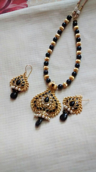 Dark blue sand stones necklace with gold