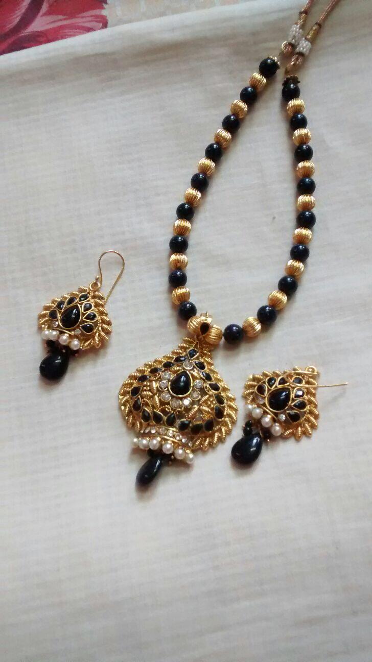 Dark blue sand stones necklace with gold