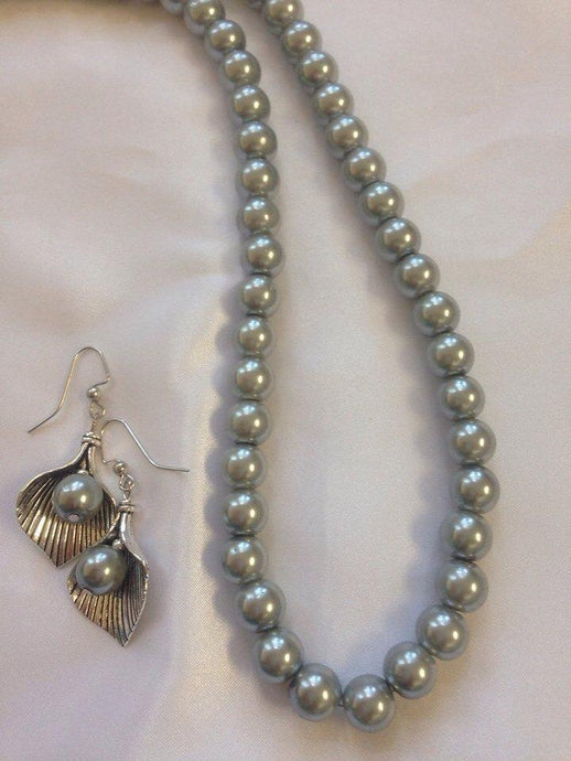 Cosmetic pearls with earrings